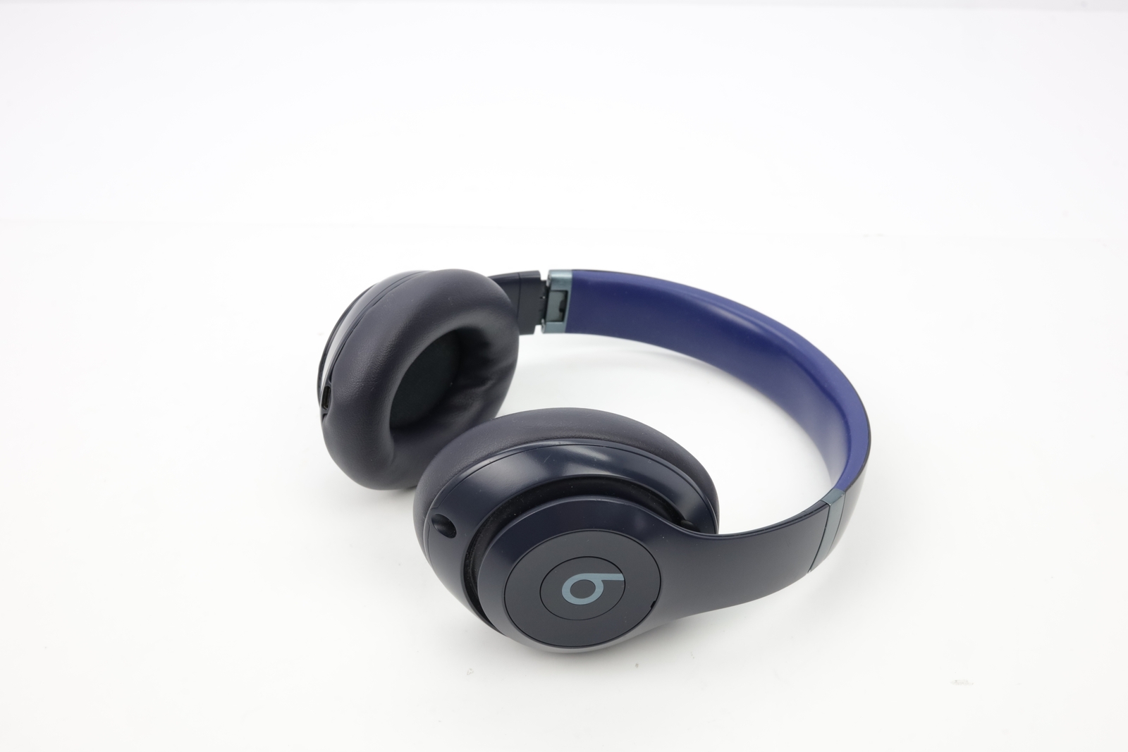 Beats StudioPro modr&aacute;